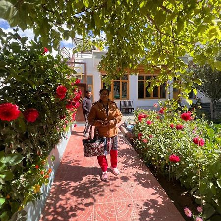 New Moon Guest House Leh Exterior photo
