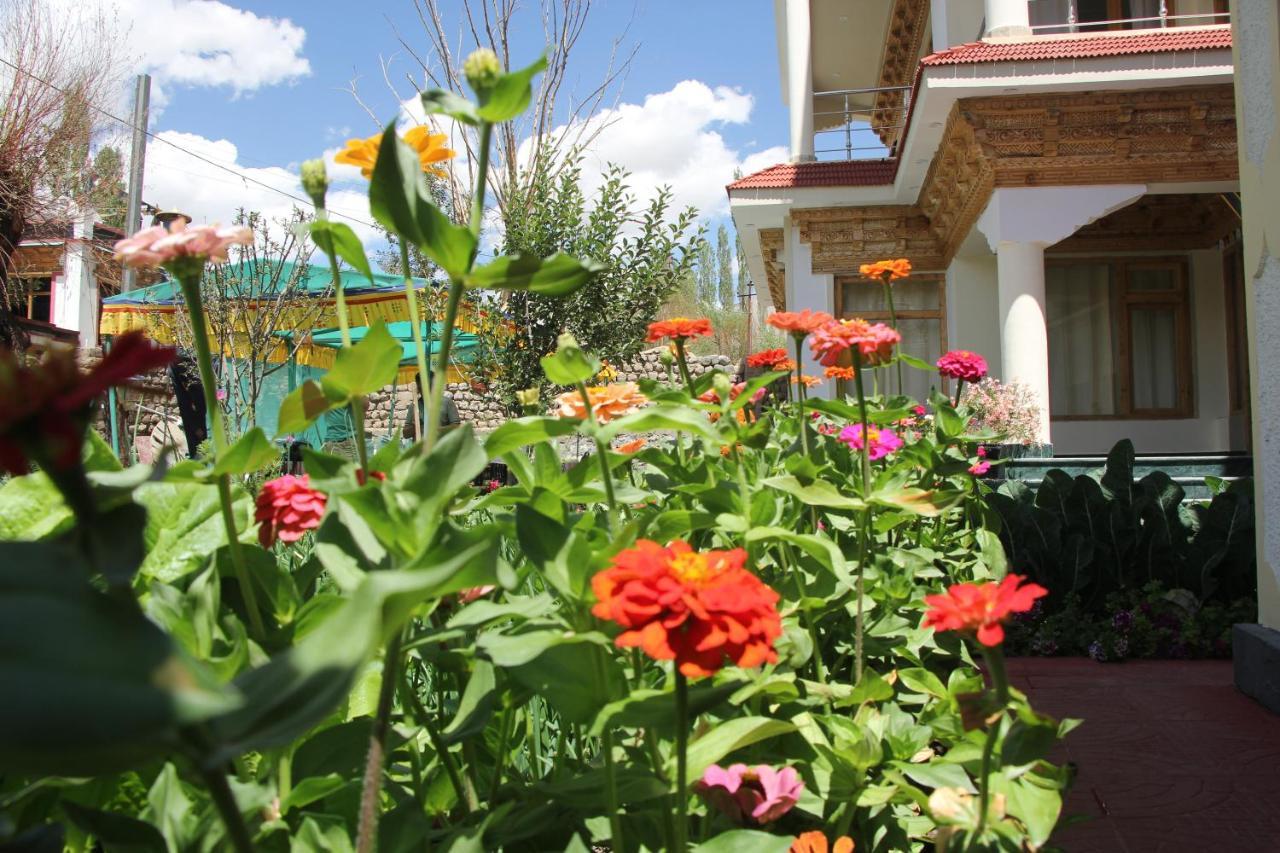 New Moon Guest House Leh Exterior photo
