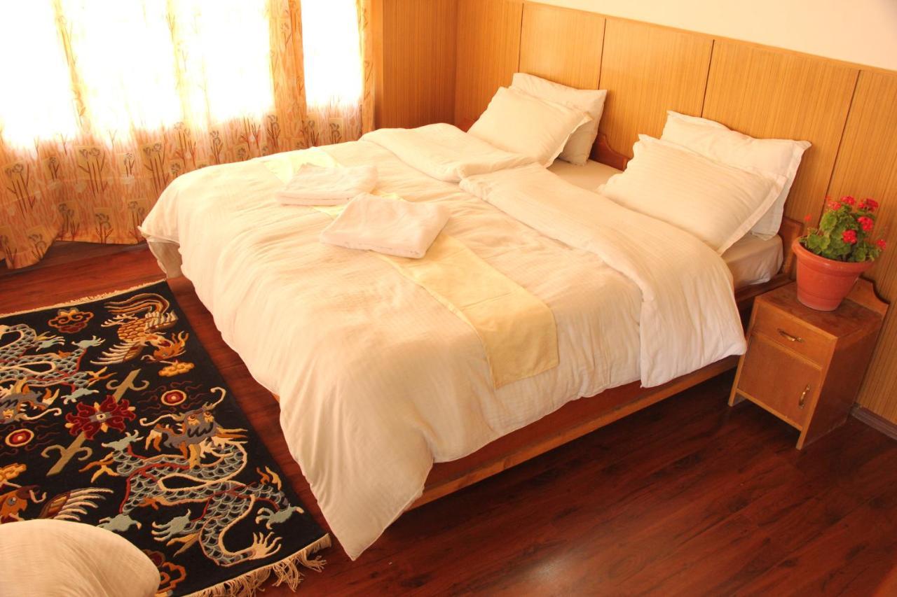 New Moon Guest House Leh Exterior photo