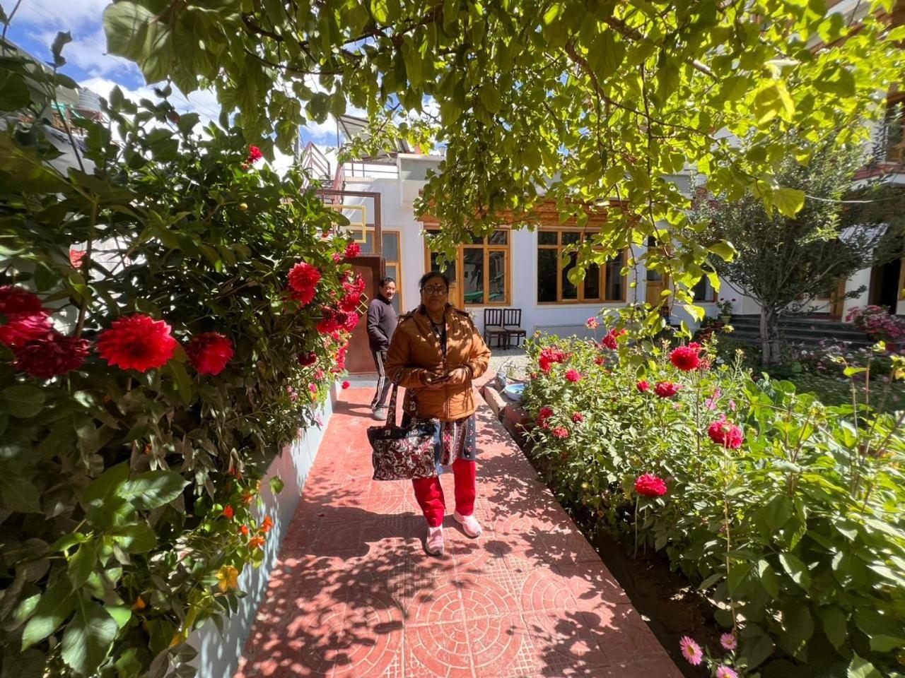 New Moon Guest House Leh Exterior photo