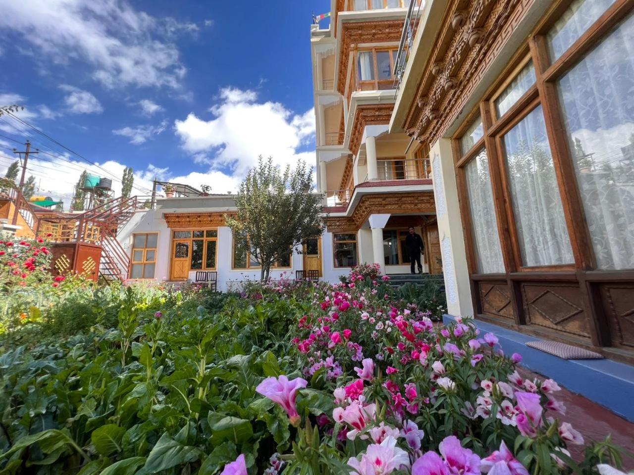 New Moon Guest House Leh Exterior photo