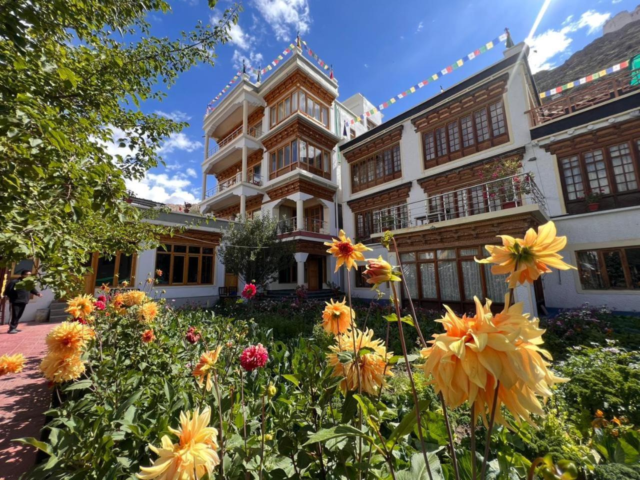 New Moon Guest House Leh Exterior photo