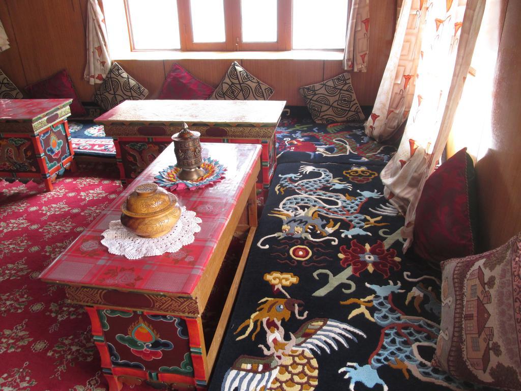 New Moon Guest House Leh Exterior photo
