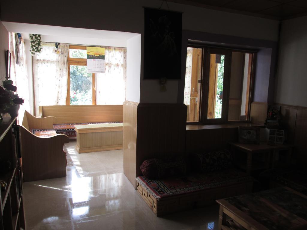 New Moon Guest House Leh Exterior photo