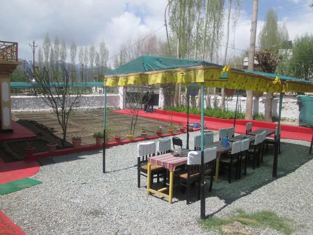 New Moon Guest House Leh Exterior photo