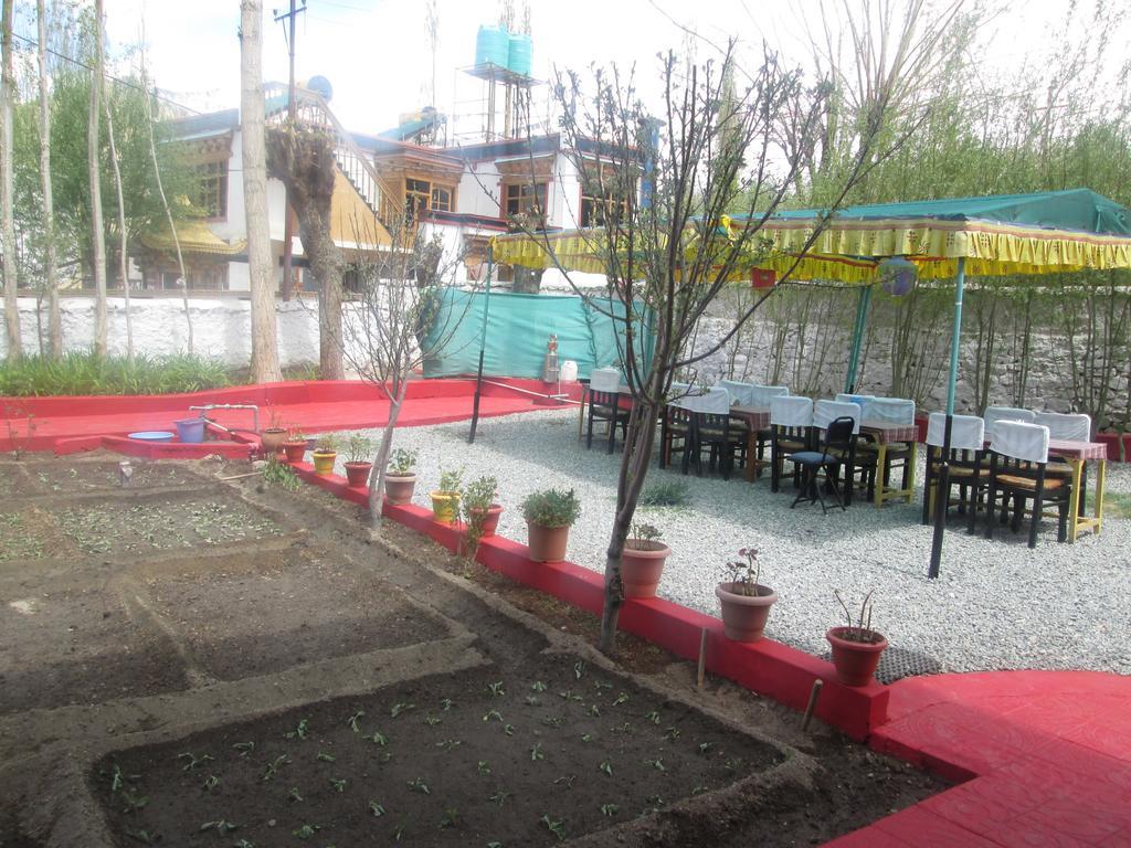 New Moon Guest House Leh Exterior photo